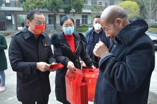 春节慰问孤寡老人 浓浓关怀倍暖人心